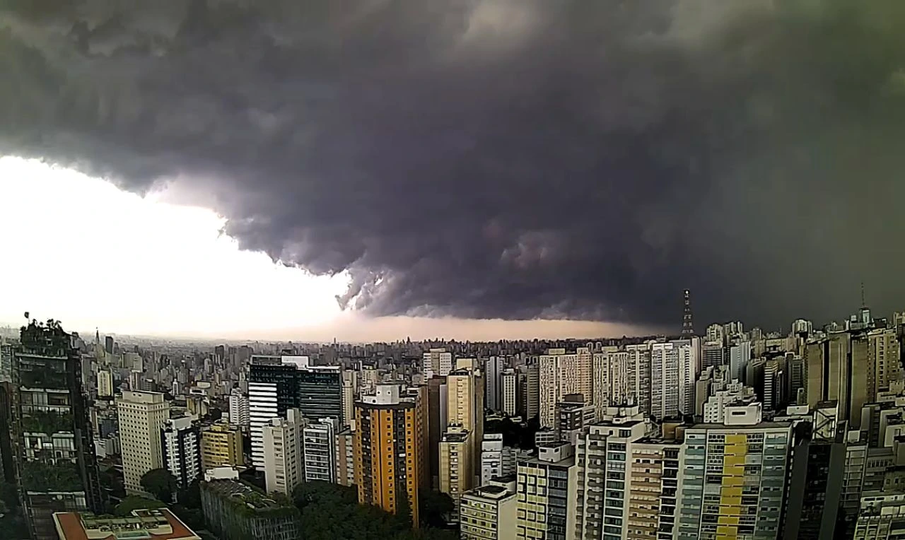 A imagem representa previsões de chuva em São Paulo a partir de quinta-feira (16)